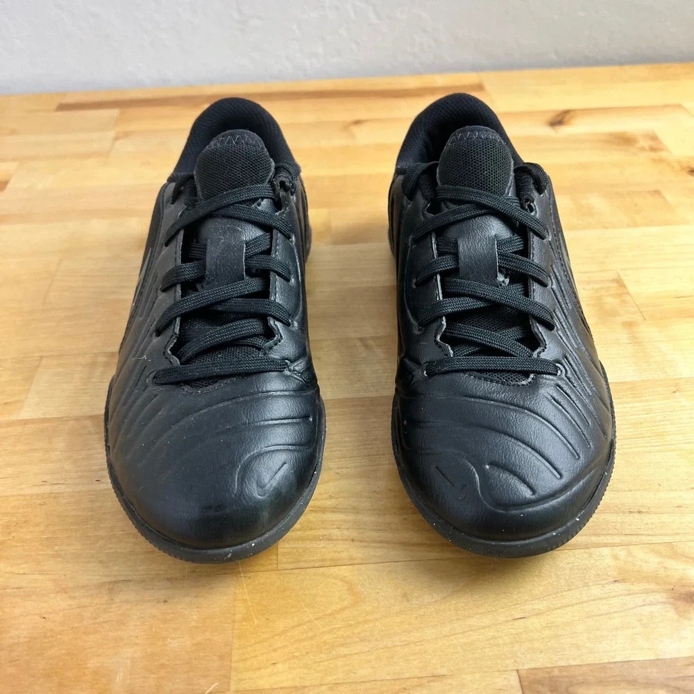 Nike Soccer Shoes Tiempo‎ Legend 10 Kids Size 2.5Y Black Indoor Cleats Sneakers